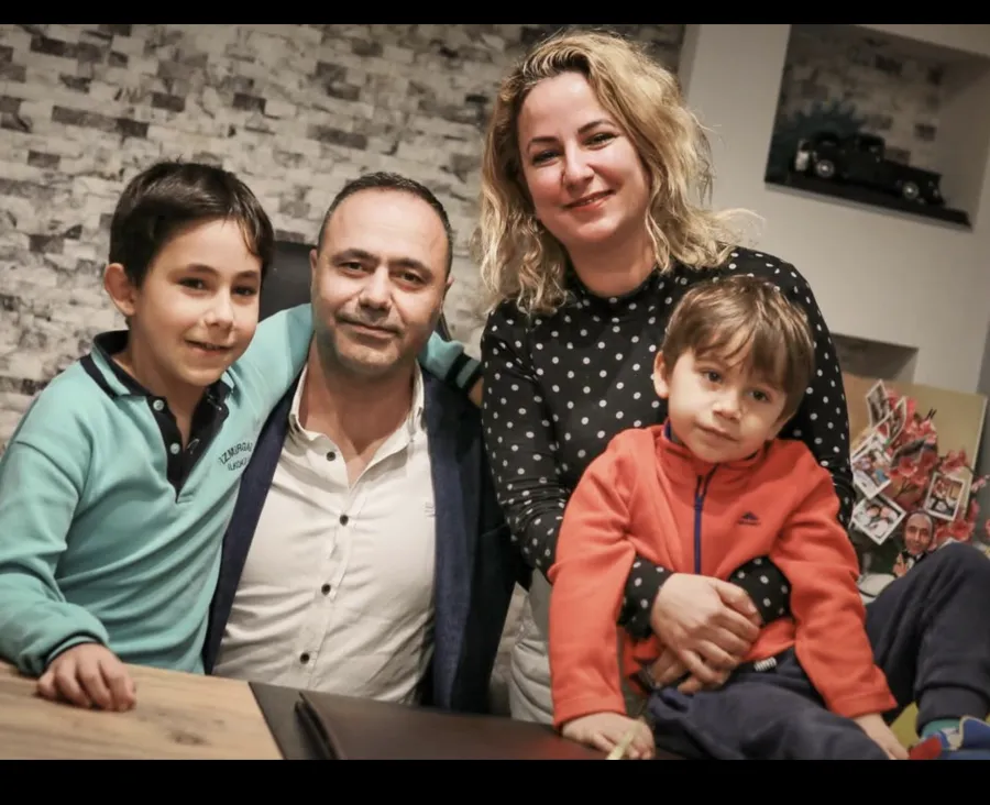 Hüseyin Alkaç ve ailesinin birlikte çekilmiş fotoğrafı
