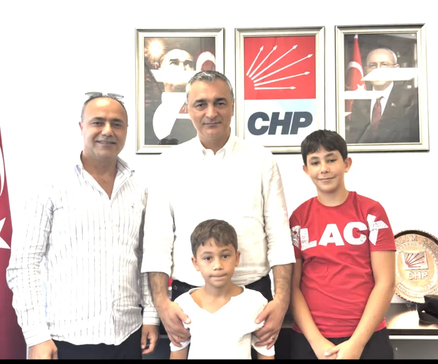 CHP simgelerinin bulunduğu bir ofiste çekilmiş ziyaret fotoğrafı